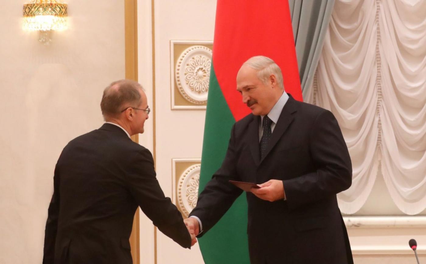Президент вручил диплом доктора наук Ровину С.Л.